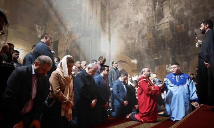 Եկեղեցու դեմ պատերազմի ընթացքում Նիկոլ Փաշինյանը, պարտադված ֆեյք հավատացյալի կերպարի մեջ մտած, ամեն կիրակի մի եկեղեցի է գնում՝ շրջիկ հավատացյալների իր թիմով։