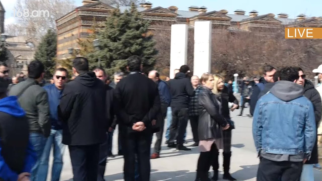 Մայր Աթոռի բակում հավաքվել են հարյուրավոր քաղաքացիներ